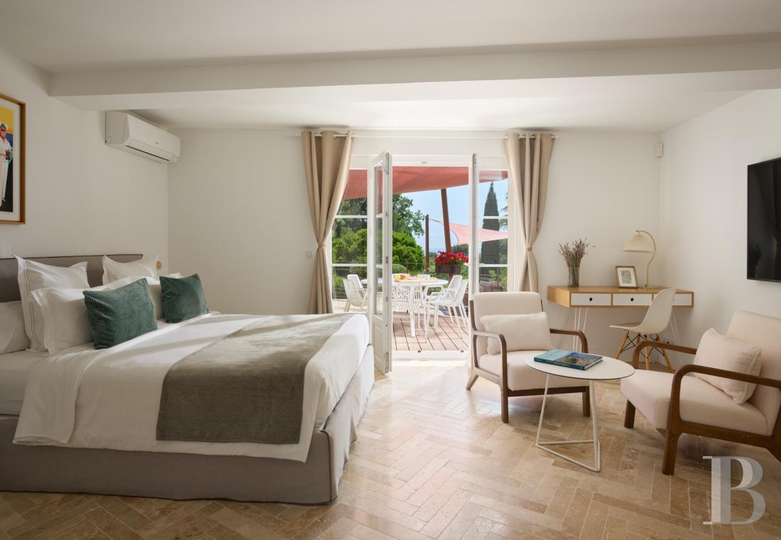 A renovated farmhouse surrounded by extensive grounds leading down to the sea, between Toulon and Hyères on the Var coast - photo  n°20